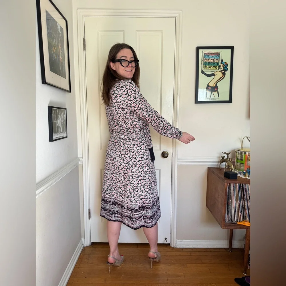 70s Vintage Pink White and Grey Floral Shirt Dress with Fringe Belt - Picture 3 of 7